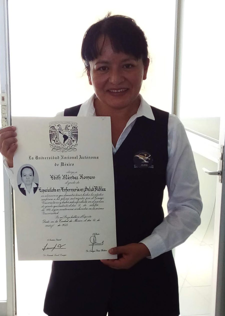 Edith Méndez Romero sosteniendo su diploma de Especialista en Enfermería en Salud Pública otorgado por la UNAM